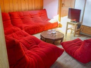TV a/nebo společenská místnost v ubytování Apartment Pinot Gris combles by Interhome