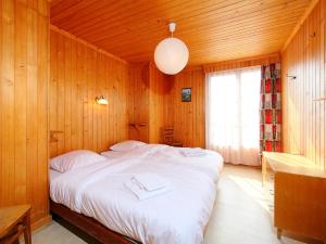 Postel nebo postele na pokoji v ubytování Apartment Rousserolles 4 by Interhome