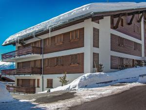 ein großes Gebäude mit Schnee davor in der Unterkunft Apartment Mirador 186 by Interhome in Verbier