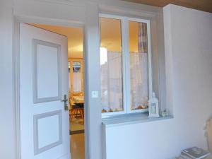 Una puerta blanca con una ventana en una habitación en Apartment Rösli by Interhome, en Stechelberg