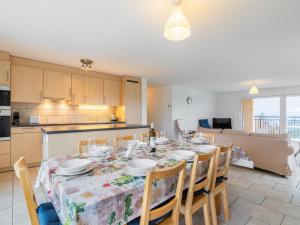 Dapur atau dapur kecil di Apartment Cook P1-3 by Interhome