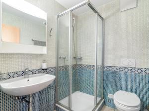 Bilik mandi di Apartment Cook P1-3 by Interhome