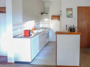 Кухня или кухненски бокс в Apartment Yuca B-2 by Interhome