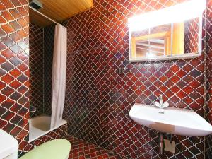 ein Bad mit einem Waschbecken und einem Spiegel in der Unterkunft Apartment Eldorado 321 by Interhome in Verbier