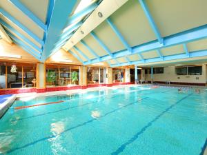 una gran piscina cubierta con techos azules en Apartment Mondzeu A258 by Interhome, en Verbier