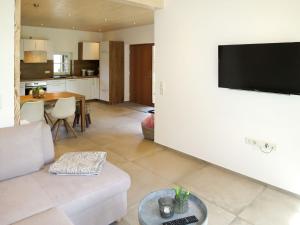 Μια τηλεόραση ή/και κέντρο ψυχαγωγίας στο Holiday Home am Bächle by Interhome +25 φωτογραφίες