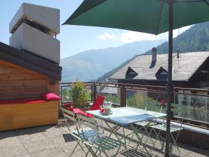 Vista generica sulle montagne o vista sulle montagne dall'interno dell'appartamento