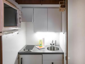 Kuchyň nebo kuchyňský kout v ubytování Studio Rosablanche C15 by Interhome