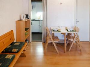 Kuchyň nebo kuchyňský kout v ubytování Studio Rosablanche C15 by Interhome + 12 fotografií