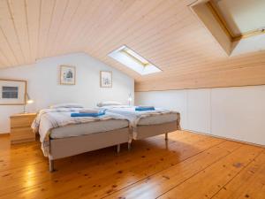 Una cama o camas en una habitación de Apartment Vasco de Gama B8-R by Interhome
