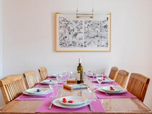 Ein Restaurant oder anderes Speiselokal in der Unterkunft Apartment Vasco de Gama B8-R by Interhome 
