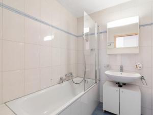 Un baño de Apartment Vasco de Gama B8-R by Interhome