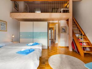 Una cama o camas en una habitación de Apartment Vasco de Gama B8-R by Interhome