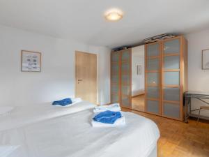 Una cama o camas en una habitación de Apartment Vasco de Gama B8-R by Interhome