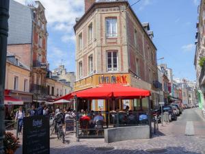 トゥルヴィル・シュル・メールにあるApartment Orléans by Interhomeの市の通りにある赤傘のレストラン