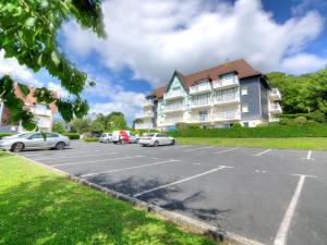een parkeerplaats met auto's geparkeerd voor een gebouw bij Apartment Le Cap Bleu-1 by Interhome in Blonville-sur-Mer
