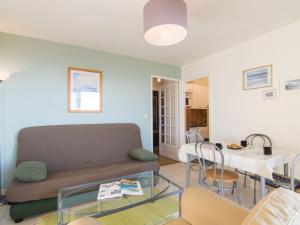 sala de estar con sofá y mesa en Apartment Le Cap Bleu by Interhome, en Blonville-sur-Mer