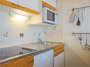 una cocina con fregadero y microondas en Apartment Les Tommeuses - Val Claret-19 by Interhome, en Tignes
