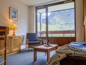 Un dormitorio con una cama, una silla y una ventana en Apartment Les Tommeuses - Val Claret-19 by Interhome, en Tignes 17 fotos más