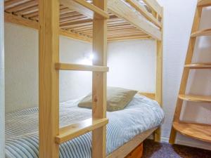 um quarto com 2 beliches e uma cama em Apartment Les Tommeuses - Val Claret-19 by Interhome em Tignes