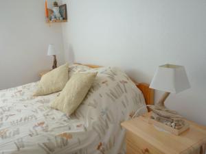 ポンタィヤックにあるApartment Terrasses de Pontaillac by Interhomeのベッドルーム1室(ナイトスタンドにランプ付)
