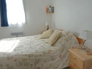 ポンタィヤックにあるApartment Terrasses de Pontaillac by Interhomeのベッドルーム1室(ベッド1台、窓、ナイトスタンド付)
