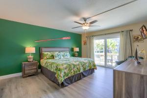een slaapkamer met een bed en een groene muur bij 1 Pipers Nest in Clearwater Beach