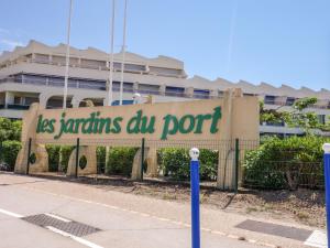 ル・グロー・デュ・ロワにあるApartment Les Jardins du Port-4 by Interhomeの建物前看板