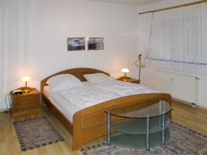 sypialnia z łóżkiem ze szklanym stołem i 2 lampami w obiekcie Apartment Glowe - GLW655 by Interhome w mieście Glowe