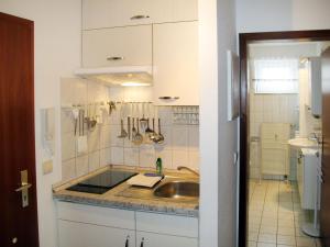 O bucătărie sau chicinetă la Apartment Glowe - GLW655 by Interhome