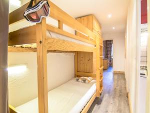 een slaapkamer met een stapelbed in een huis bij Apartment Le Curling A-2 by Interhome in Tignes