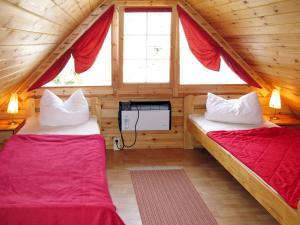 ヒンメルプフォルトにあるHoliday Home Zum Stolpseefischer by Interhomeの木造キャビン内のベッドルーム1室(ベッド2台付)