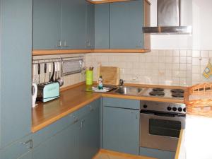 Apartment Achterwasser - ZEM100 by Interhomeにあるキッチンまたは簡易キッチン