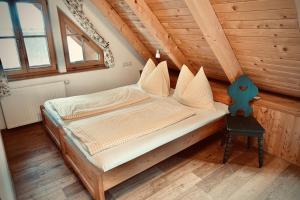ein Schlafzimmer mit einem Bett in einem Holzhaus in der Unterkunft Rafting Camp Palfau in Palfau