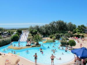 un gruppo di persone in una piscina in un resort di Holiday Home Les Grandes Iles - PEI301 by Interhome a Pénestin