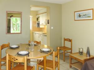 Kuchyň nebo kuchyňský kout v ubytování Holiday Home Les Grandes Iles by Interhome