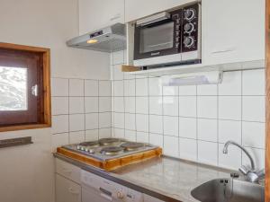 Köök või kööginurk majutusasutuses Apartment Les Moutières B1 et B2 - Val Claret-20 by Interhome