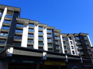 un edificio de apartamentos con un cielo azul en el fondo en Apartment L'Outa by Interhome, en Chamonix-Mont-Blanc