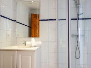 Et badeværelse på Apartment La Grande Casse - Lavachet-3 by Interhome