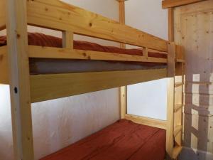 sypialnia z 2 łóżkami piętrowymi w pokoju w obiekcie Apartment Le Grand Tichot A et B-8 by Interhome w mieście Tignes