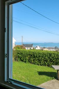 una ventana con vistas al océano desde una casa en Holiday Home Roz Amor by Interhome, en Locquémeau