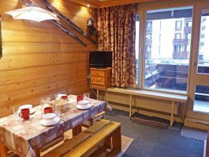 jadalnia ze stołem i telewizorem w obiekcie Apartment Le Grand Tichot A et B-8 by Interhome w mieście Tignes