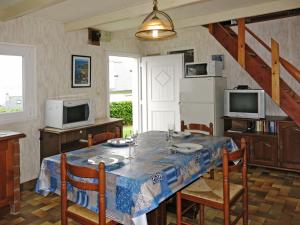 comedor con mesa con sillas y nevera en Holiday Home Roz Amor by Interhome, en Locquémeau