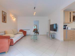 Μια τηλεόραση ή/και κέντρο ψυχαγωγίας στο Apartment Macini-1 by Interhome +58 φωτογραφίες