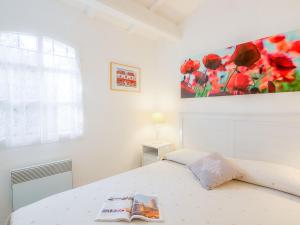 サントロペにあるHoliday Home Les Parcs de Gassin-5 by Interhomeのベッドルーム1室(ベッド1台付)が備わります。壁には絵画が飾られています。