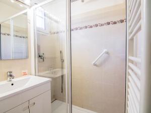 La salle de bains est pourvue d'une douche et d'un lavabo. dans l'établissement Holiday Home Les Parcs de Gassin-5 by Interhome, à Saint-Tropez