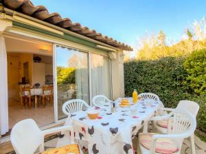 - une table et des chaises blanches sur la terrasse dans l'établissement Holiday Home Les Parcs de Gassin-5 by Interhome, à Saint-Tropez