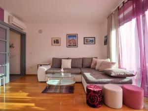 Posedenie v ubytovaní Apartment Pinezic by Interhome