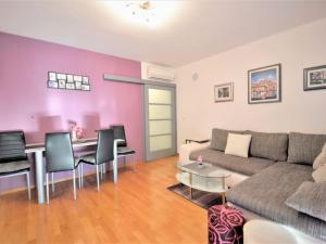 salon z kanapą i stołem w obiekcie Apartment Pinezic by Interhome w Rovinj +18 zdjęć
