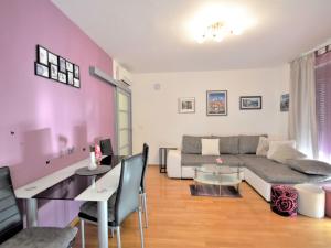 salon z kanapą i stołem w obiekcie Apartment Pinezic by Interhome w Rovinj